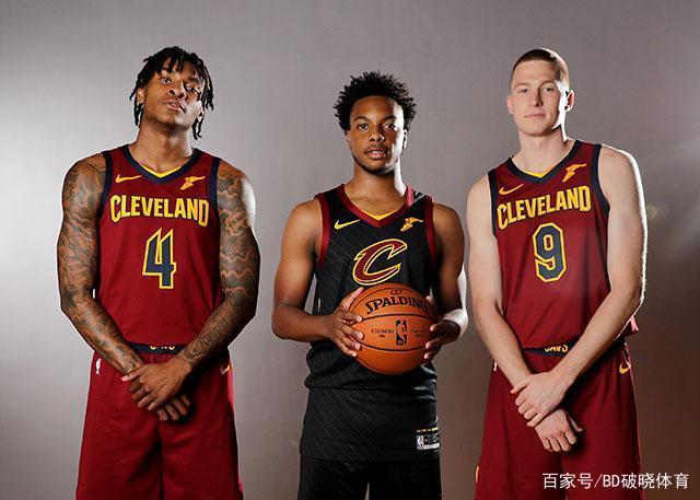 并为球员提 并为球员提