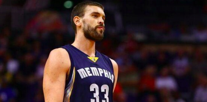 枪手的战术！国足角球战术，将沙特门将包围住！.