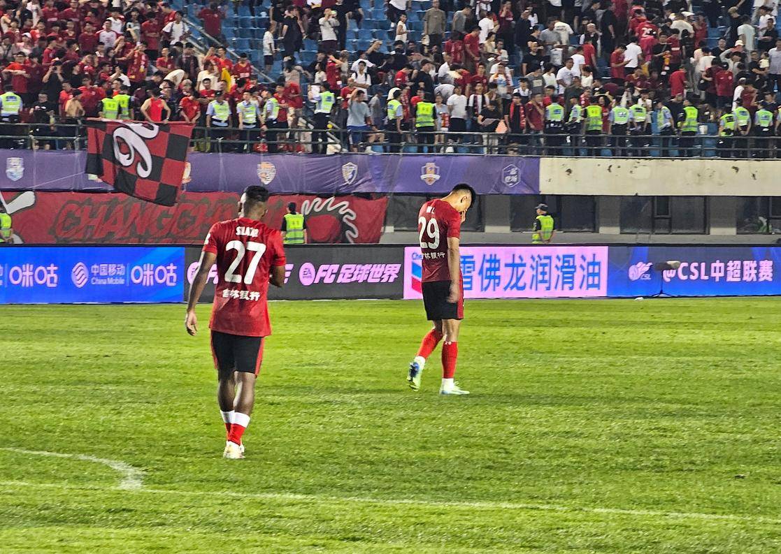 库巴西：亚马尔只需4次触球就能改变比赛，我在训练中领教过.